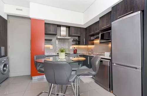 Greater Johannesburg Metropolitan Area Apartment | Tyrwhitt Stylish Apartment Rosebank with Generator
