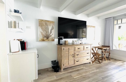 Ruskin Apartment | U215- 1 min walk to beach, restaurants, pools, gym, SLEEPS 4! Little Harbor Beach Resort!