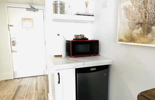 Ruskin Apartment | U215- 1 min walk to beach, restaurants, pools, gym, SLEEPS 4! Little Harbor Beach Resort!