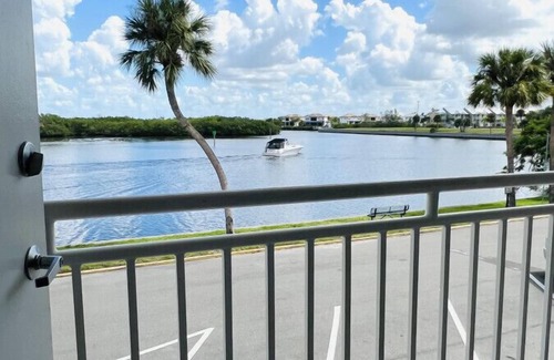 Ruskin Apartment | U215- 1 min walk to beach, restaurants, pools, gym, SLEEPS 4! Little Harbor Beach Resort!