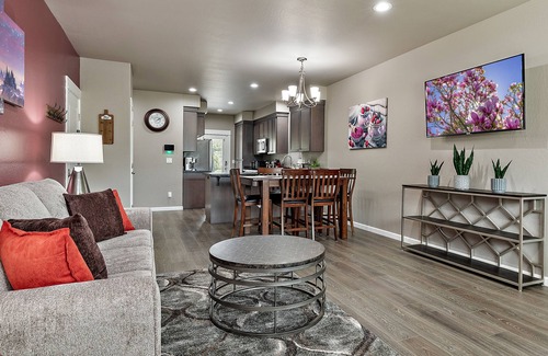 Medford House | U3 - Stunning Themed Home! - Peloton Bike - 3 King Beds - 1G WiFi - 2 Work Desks