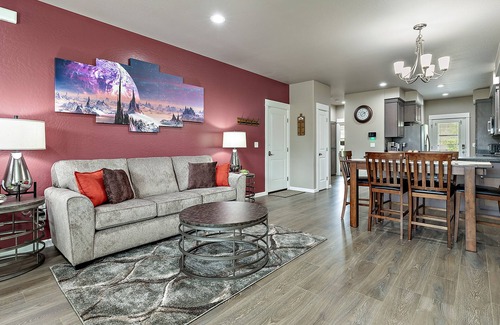 Medford House | U3 - Stunning Themed Home! - Peloton Bike - 3 King Beds - 1G WiFi - 2 Work Desks