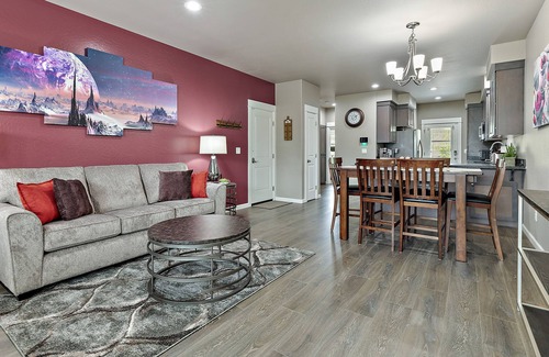 Medford House | U3 - Stunning Themed Home! - Peloton Bike - 3 King Beds - 1G WiFi - 2 Work Desks