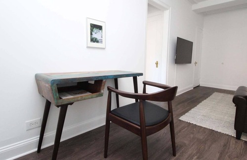 East Hyde Park Apartment | UChicago, Shops + Eats, Lake | Gym + W&D | Zencity