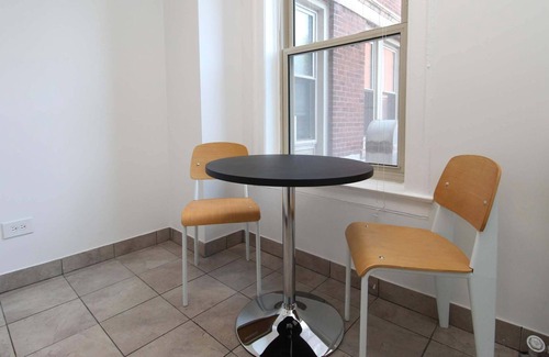 East Hyde Park Apartment | UChicago, Shops + Eats, Lake | Gym + W&D | Zencity