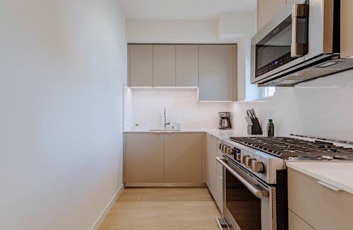West Los Angeles Apartment | UCLA Chic Coliving Suite and Private Bath