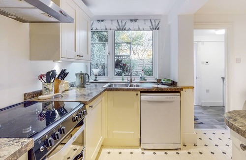 Crofton Park Apartment | UK.LO.RAV - Stunning one bedroom apartment in Honor Oak