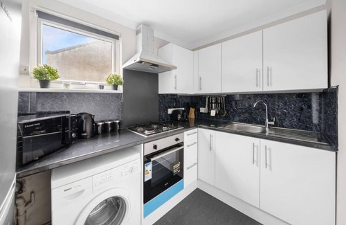 Cann Hall Apartment | Uksas Two bed Park front