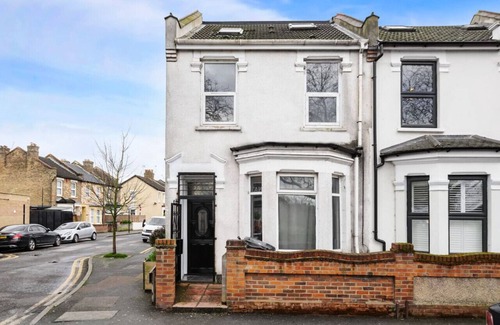 Cann Hall Apartment | Uksas Two bed Park front