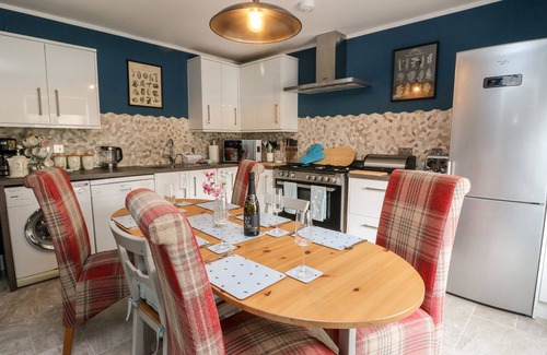 Nethy Bridge Cottage | ULLA DHU, family friendly, with a garden in Nethy Bridge