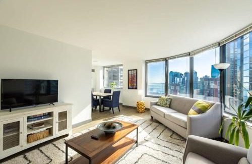 Streeterville Apartment | Ultimate 3BR Luxury Suite near Navy Pier with Gym & Pool by ENVITAE