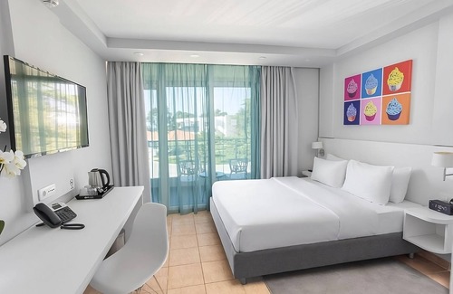 Ulcinj Hotel | Ultimate Beach Getaway! TWO Contemporary 2BR Suites, Beachfront, Outdoor Pools!