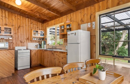 Smiths Beach House | Ultimate Comfort and Cosy family Beach House - minutes from GP Track