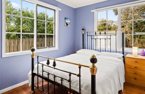 Smiths Beach House | Ultimate Comfort and Cosy family Beach House - minutes from GP Track