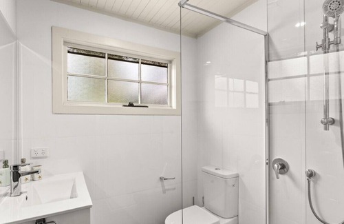 Smiths Beach House | Ultimate Comfort and Cosy family Beach House - minutes from GP Track
