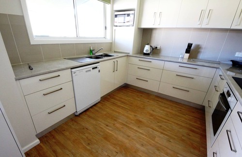 Hat Head House | Ultimate Comfort in this 3-Bedroom Home with Air Conditioning and 2 Bathrooms