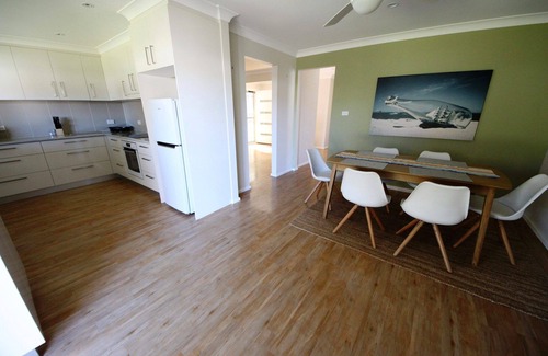 Hat Head House | Ultimate Comfort in this 3-Bedroom Home with Air Conditioning and 2 Bathrooms