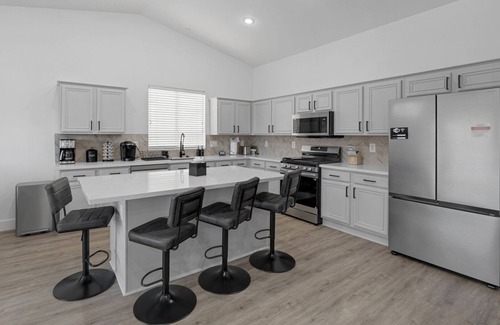 Paradise Hills House | Ultimate Family Getaway! Salt Water Pool Spa Arcade