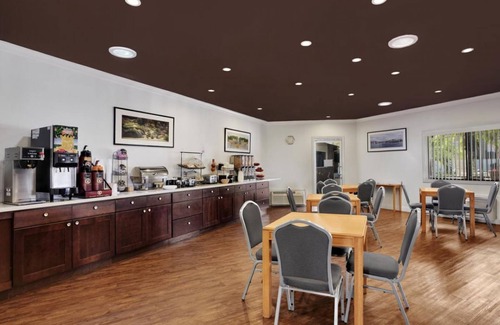 Torrance House | Ultimate Family Vacation! Lovely Unit, Near Attractions Pool, Parking