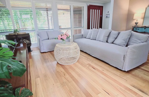 Berkeley Vale House | Ultimate Lakefront Luxury, Pool Table, Games Room