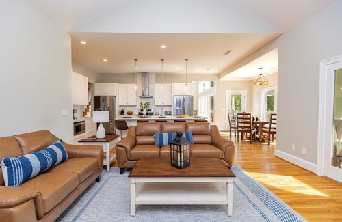 Henrico House | 🔥ULTIMATE Lakefront Getaway | 7,000 SqFt🌅Sunset Views🌅Hot Tub Flat Lot+ 10BR!