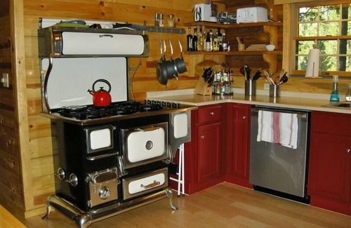 Shingletown House | Ultimate Lassen House! Cedar Hot Tub! Private Trout Stream! 20 Acres of Woods!