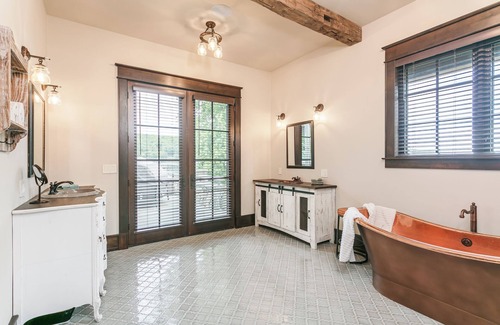 Penn Yan Cabin | Ultimate Luxury Lodge on Keuka Lake - minutes to golfing, shopping, dining