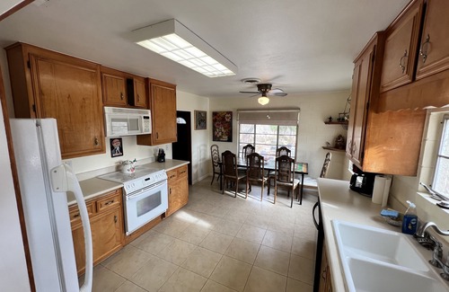 Yucca Valley House | Ultimate relaxation on 4+ acres, hot tub, projector/game room, BBQ, stars, moon