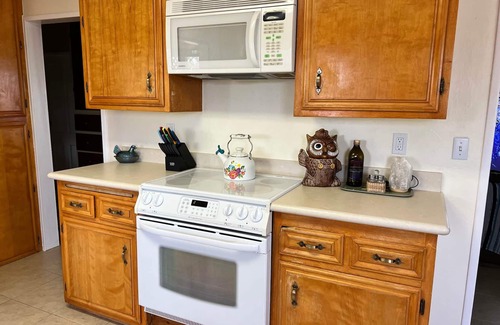 Yucca Valley House | Ultimate relaxation on 4+ acres, hot tub, projector/game room, BBQ, stars, moon