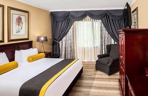 Gaborone Hotel | Ultimate Relaxation! Outdoor Pool, Spa, Airport Shuttle and FREE Parking!