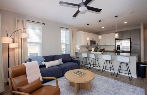 Athens Apartment | Ultimate Retreat |2BR Sleeps 6|Gym|Min to Downtown