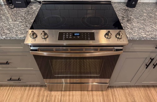 Athens Apartment | Ultimate Retreat |2BR Sleeps 6|Gym|Min to Downtown