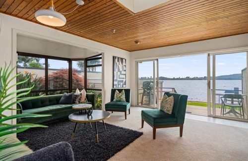 Tauranga House | Ultimate Waterfront Retreat: Perfect for Groups and Paddle Boarding Enthusiasts