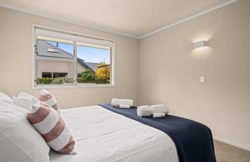 Tauranga House | Ultimate Waterfront Retreat: Perfect for Groups and Paddle Boarding Enthusiasts