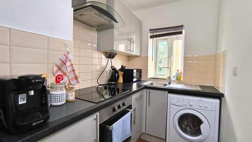 Harrow Apartment | Ultra central next to shopping center and station