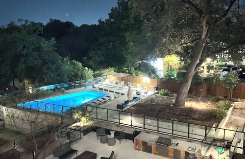 Bouldin Apartment | Ultra Chic 1-bedroom apartment with AC, fitness room in cool Austin