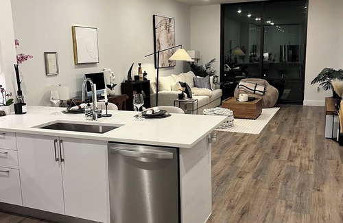 Bouldin Apartment | Ultra Chic 1-bedroom apartment with AC, fitness room in cool Austin