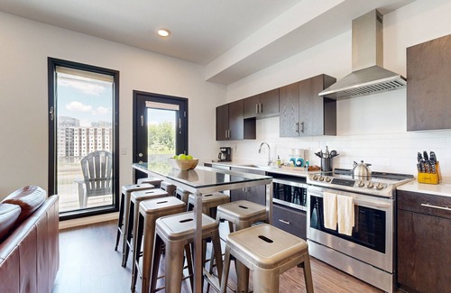 Edgehill Condo | Ultra-Chic Condo with Skyline-View Balcony, Seasonal Pool, & WiFi - 1 Dog OK