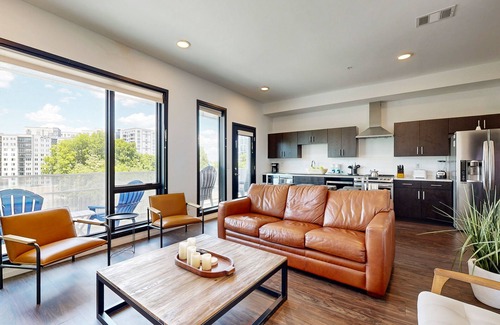Edgehill Condo | Ultra-Chic Condo with Skyline-View Balcony, Seasonal Pool, & WiFi - 1 Dog OK