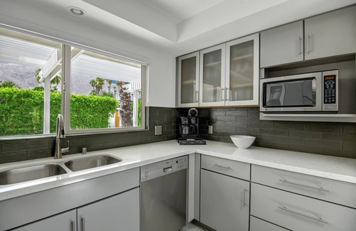 Tahquitz River Estates House | Ultra-Chic LUXE Mid-Century Estate- Resort Like Pool, Spa, Firepit, Outdoor Kitchen 3BED/3BATH