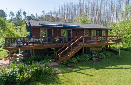 Star Prairie House | Ultra Comfy Cabin on Quiet Lake w/ outdoor Hot Tub and Chef's Kitchen