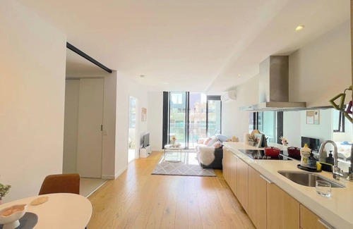Melbourne Central Business District Apartment | Ultra-Convenient CBD Pad - 2min to Southern Cross