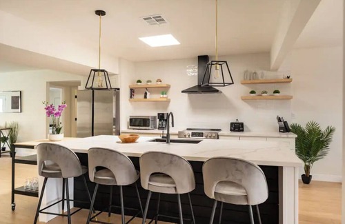 Paradise House | Ultra Lux modern vila + pool + parking. 14mins to strip