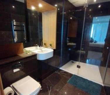 Isle of Dogs Apartment | Ultra Lux Thames View Huge balcony condo with lift