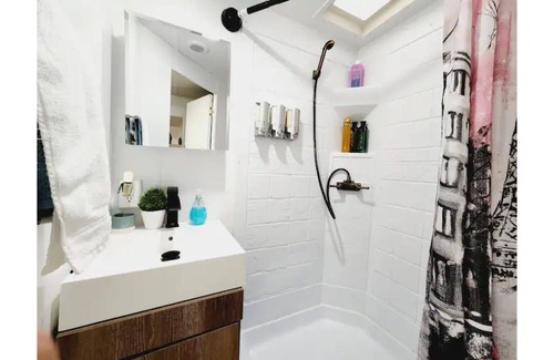 Tukwila House | Ultra lux tiny home w/hot tub, queen bed, nature.