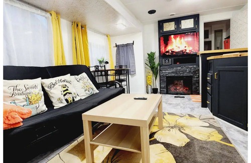 Tukwila House | Ultra lux tiny home w/hot tub, queen bed, nature.