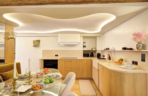Faubourg-du-Roule Apartment | Ultra Luxe with Terrace and A/C in Champs-Elysees