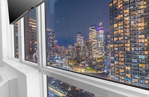 Hell's Kitchen Apartment | Ultra Luxury 1-bedroom with Breathtaking Views