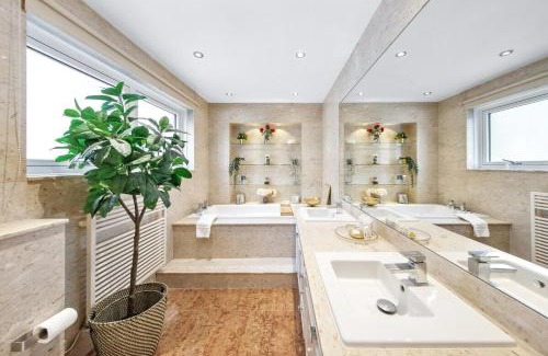 Knightsbridge Apartment | Ultra Luxury 4 Bedroom 3 Bathroom Knightsbridge Home Next to Harrods