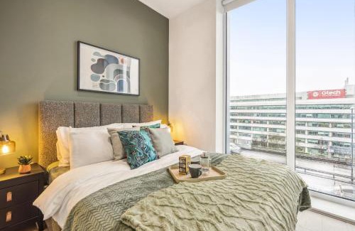 London Borough of Hounslow Apartment | Ultra-Luxury Modern Apartment with Gym, Cinema, Game Room and Parking